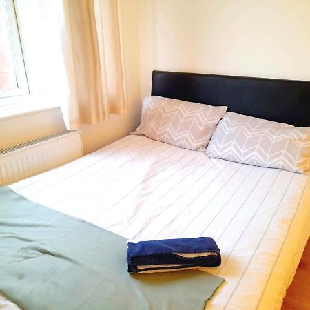6 Bed House 3 Bathrooms Good Transport Links To London, Free Parking 외부 사진