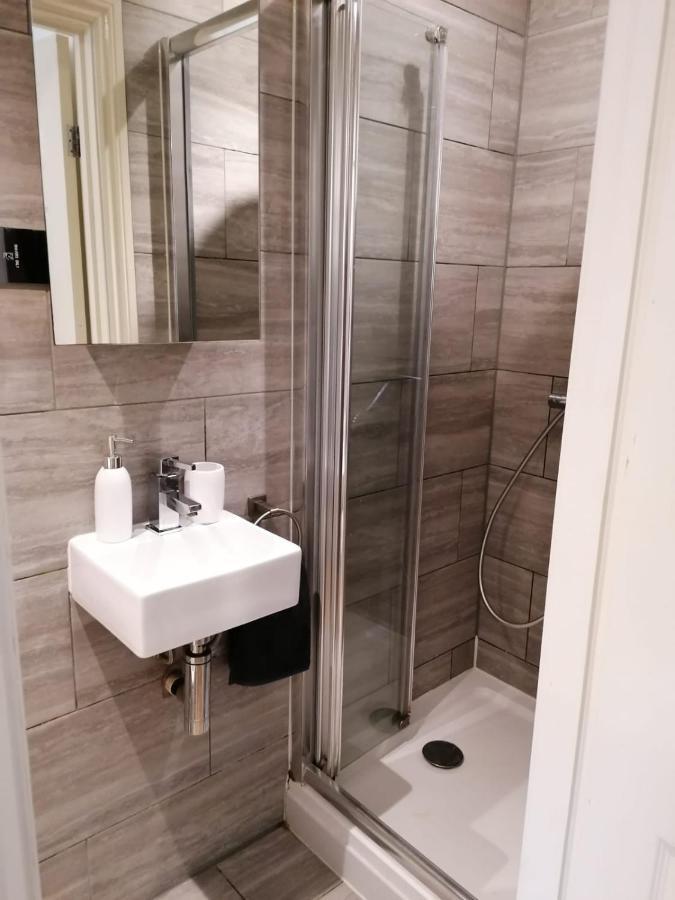 6 Bed House 3 Bathrooms Good Transport Links To London, Free Parking 외부 사진