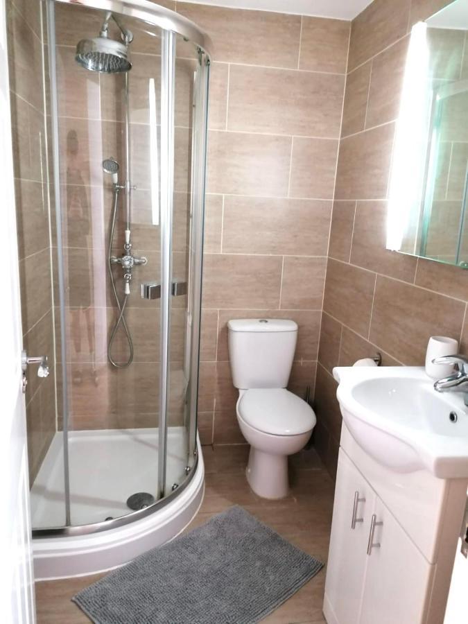 6 Bed House 3 Bathrooms Good Transport Links To London, Free Parking 외부 사진