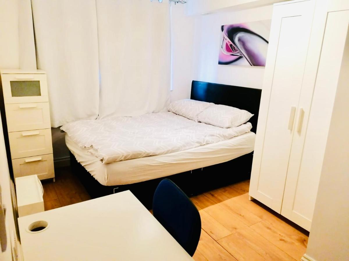 6 Bed House 3 Bathrooms Good Transport Links To London, Free Parking 외부 사진