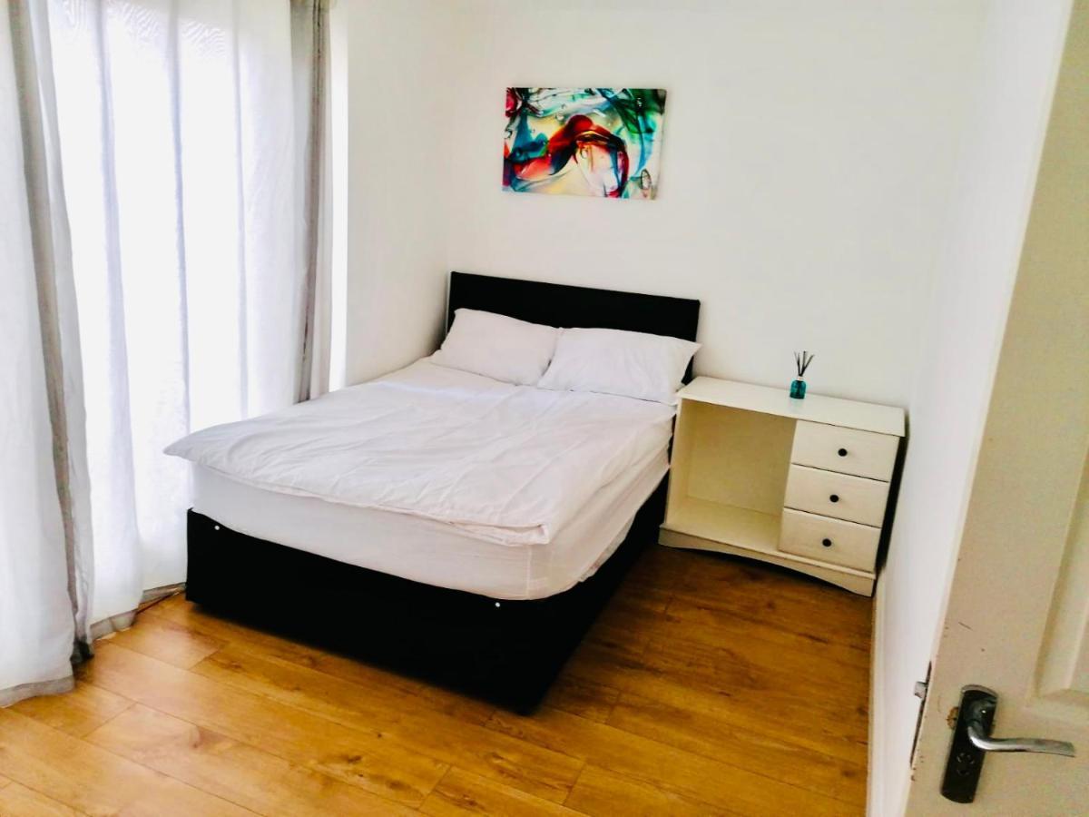 6 Bed House 3 Bathrooms Good Transport Links To London, Free Parking 외부 사진