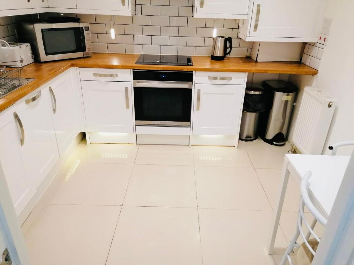 6 Bed House 3 Bathrooms Good Transport Links To London, Free Parking 외부 사진