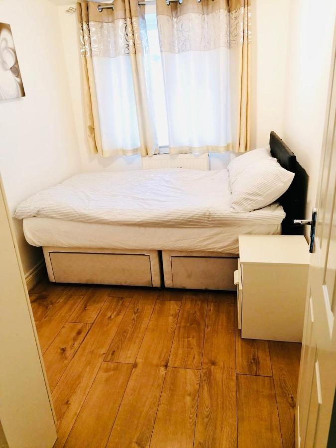 6 Bed House 3 Bathrooms Good Transport Links To London, Free Parking 외부 사진