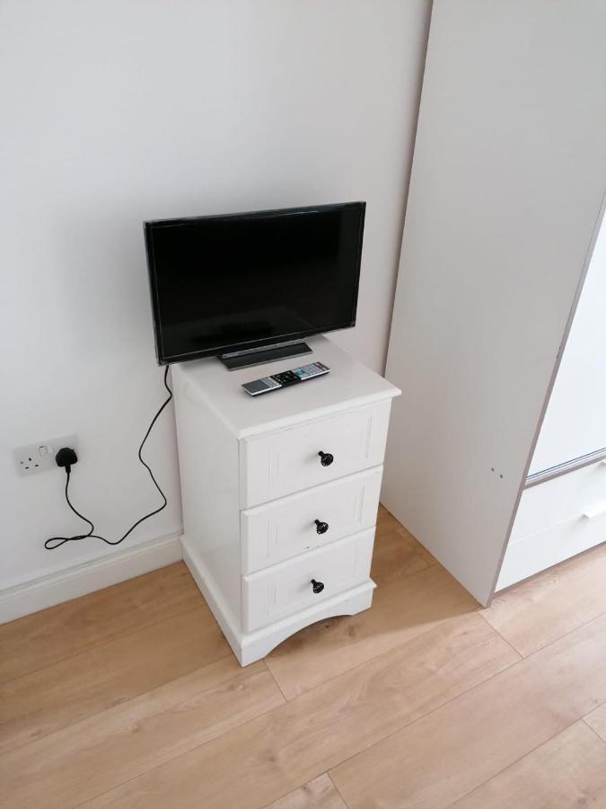 6 Bed House 3 Bathrooms Good Transport Links To London, Free Parking 외부 사진