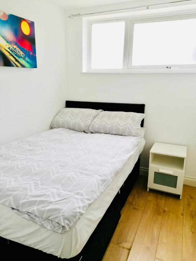 6 Bed House 3 Bathrooms Good Transport Links To London, Free Parking 외부 사진