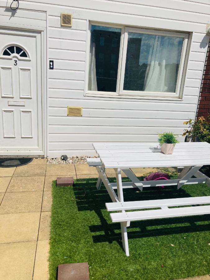 6 Bed House 3 Bathrooms Good Transport Links To London, Free Parking 외부 사진