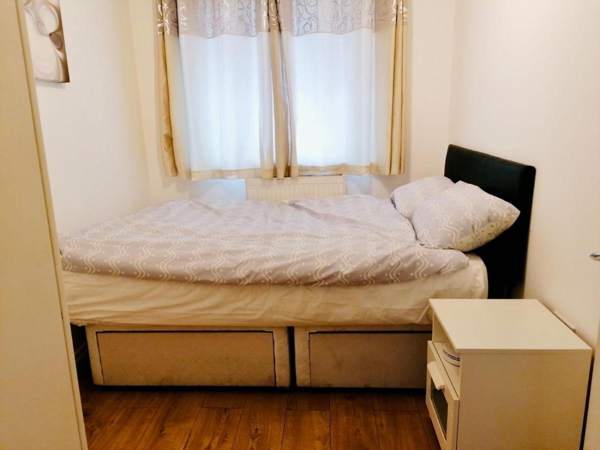 6 Bed House 3 Bathrooms Good Transport Links To London, Free Parking 외부 사진