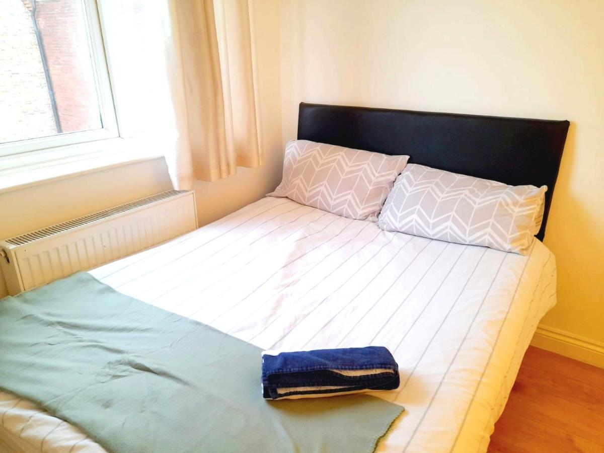 6 Bed House 3 Bathrooms Good Transport Links To London, Free Parking 외부 사진